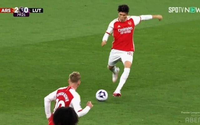 拍手喝采！ 冨安健洋が「実はシュートが上手い」を体現した瞬間！「なぜそこにいた！？ｗ」「爆沸きのエミレーツ」「コントロールショット惜しい」などファン興奮