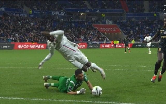 「審判すげえな」PK狙いのド派手ダイブが一目で見破られた瞬間　GKとの接触を装い大転倒するもダイブが華麗すぎて実はバレバレ...騙された味方がイエローカードをもらう珍場面