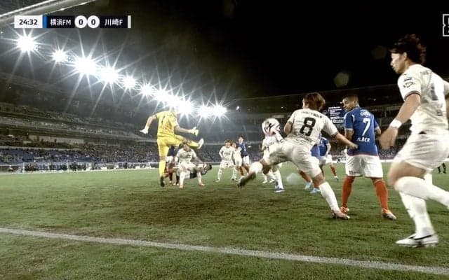 「スーパーだ」「えぐすぎる！」絶体絶命のピンチを救った執念の“腰ブロック”炸裂！ドンピシャヘッドを弾き出した奇跡の瞬間「すげぇ1点ものをクリア」