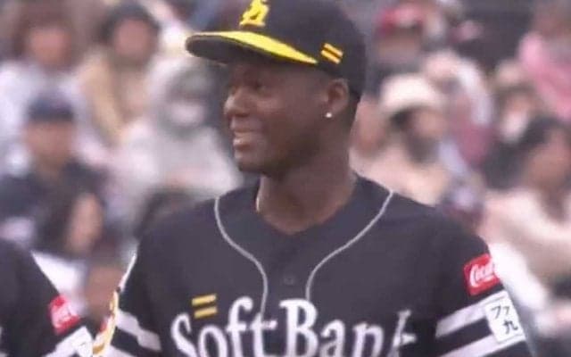 鷹左腕は「身体能力お化け」　衝撃の身のこなし…超人的守備が「エグイて」