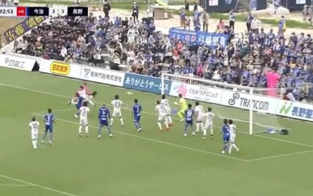 「嘘だろ！？」劇的な“ゴールキーパーの同点弾”が話題沸騰！ J3今治の守護神が巧みな動き→敵を弾き飛ばす豪快ダイビングヘッドの瞬間「ゴラッソだ」「気持ちいい」