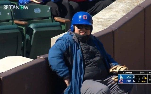 もこもこ厚着のボールボーイが痛烈ファウルにダイビング！ファンも「惜しい」「バタバタかわええw」と笑顔の全力プレー