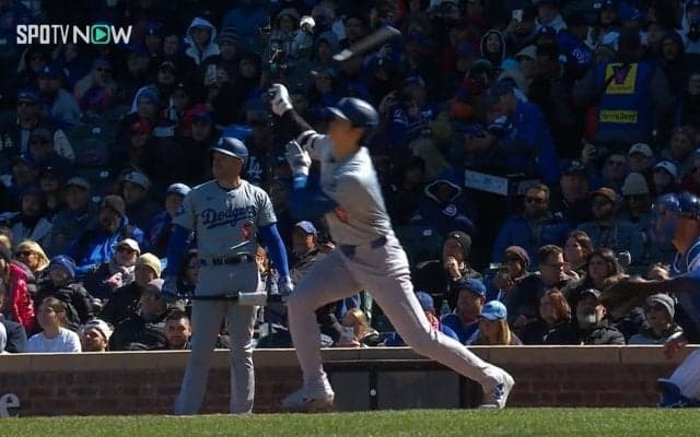 その右手、手術明けでしたよね！？片手“変態打ち”でスタンドに運ぶ大谷翔平のパワーに「そもそもトミージョン手術のリハビリ中なんだよな…」