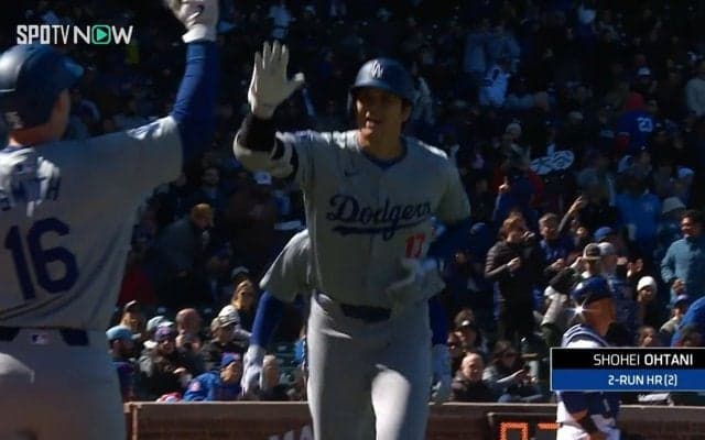 1号は顔面、2号は上から！大谷翔平のホームランを祝福する「ひまわりの種」シャワー、飛んでくる方向が自在だった