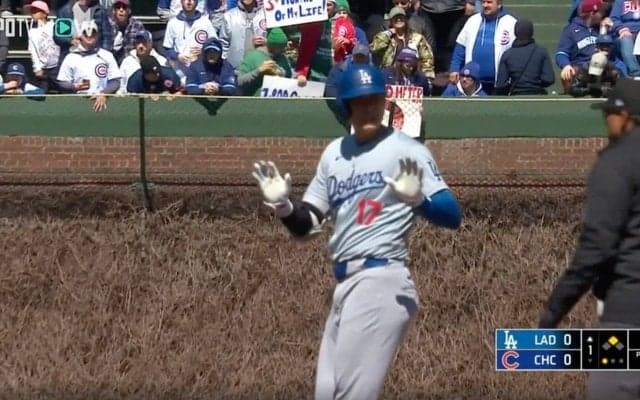 大谷翔平に一体、何が起こったのか…？ ヒット後に審判にタイムを要求！ 球場が見守る中、パフォーマンス「DBZ」を炸裂してネット上で総ツッコミ  