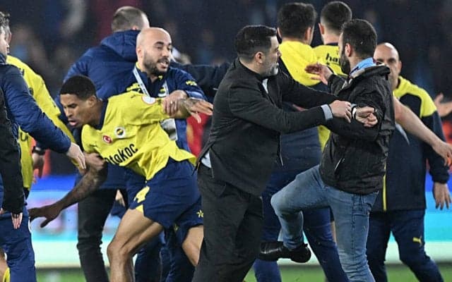 コーナーフラッグで選手を刺しに行く姿も？ サポーターが相手選手と乱闘のトラブゾンスポルの処分が軽減…無観客が6試合から4試合に変更