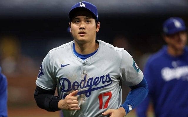 大谷翔平＆鈴木誠也、笑顔で再会→ハグ　試合開始前に数分間の談笑も…ファン熱視線