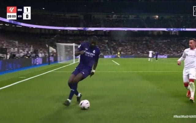 “あの走り”以外もすごい！ドイツ代表リュディガー、とんでもない爆走にスタンドから拍手喝采！時速36km級ランナーの弾丸プレスにファン「さすがだわ」「最強！」