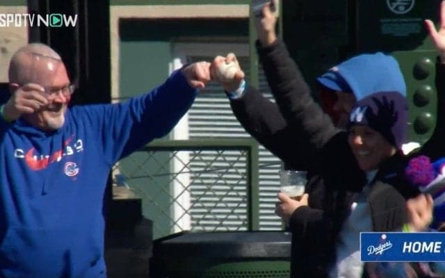 一体、何を考えているんだ！？ 大谷翔平の“激レア必至”2号ホームランボールを投げ返す“暴挙”　ヤバすぎる熱狂的カブスファンがキャッチする瞬間