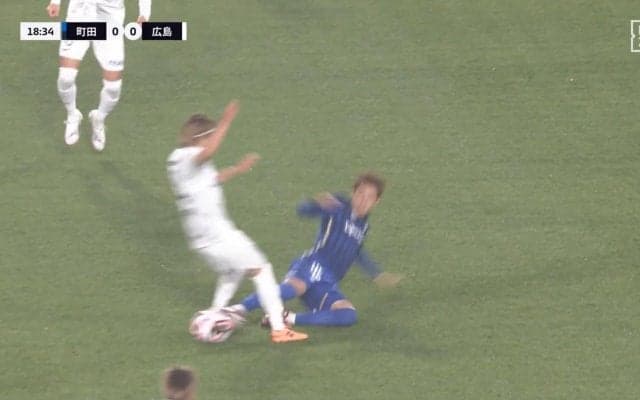 「レッドだろ」危険タックルに“イエロー”判定で選手が審判に詰め寄る緊迫の瞬間　「いや足裏じゃねーし」「どちらにしても荒いな」ファンの意見分かれる