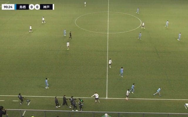 おい！おい！おい！選手とベンチが一斉に猛抗議でスタジアム騒然！試合終了間際に起きた納得のいかないジャッジに不満爆発「マイボールだろ！」