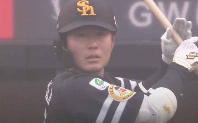 支配下昇格→初安打＆初打点　“軽打”でフェンス近くへ…鷹24歳に衝撃「希望の星」
