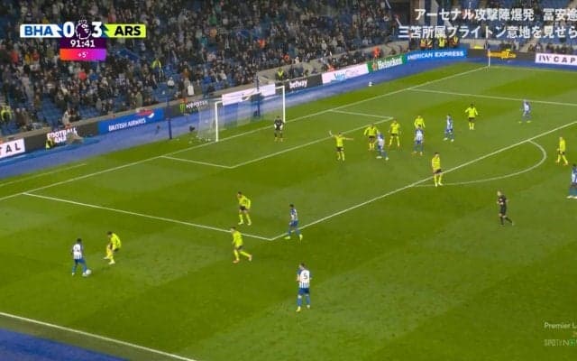 「トミー容赦ない」“クローザー” 冨安健洋が三笘の目の前で1対1の完璧守備！ブライトンの攻撃を完全シャットアウトした瞬間「チートやん」「絶対ぬかれないマン」