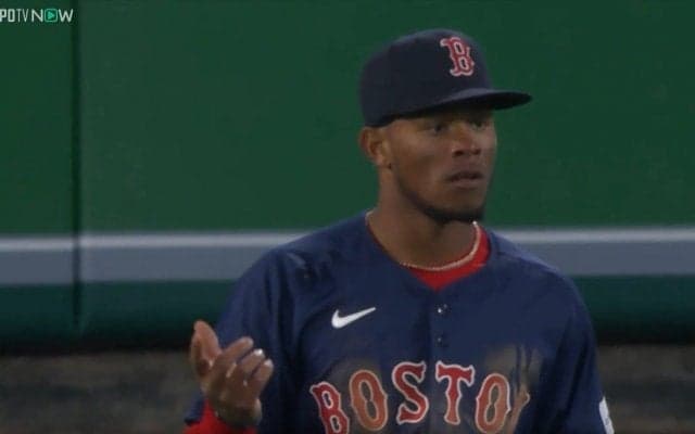 メジャーリーガーでもこんなことあるの？正面の打球をまさかのポロリ……「余裕かましたからな」「ちょっとw」