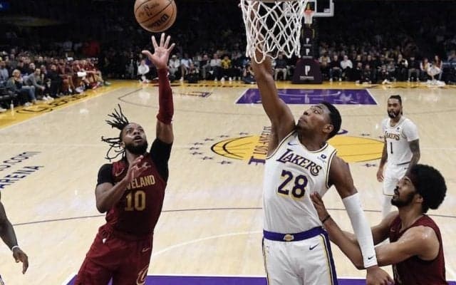 レイカーズがキャブス撃破でウェスト8位へ浮上…八村塁は7得点を挙げて4連勝に貢献