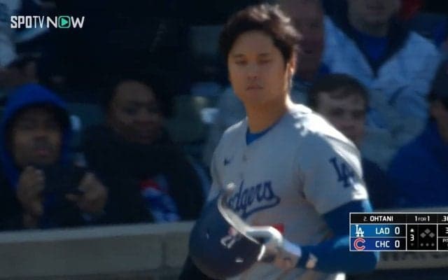 ヘルメットまで吹っ飛んだ！大谷翔平のド迫力スイングに満員の敵地がどよめき連発「特注ヘルメットつくってやれ」