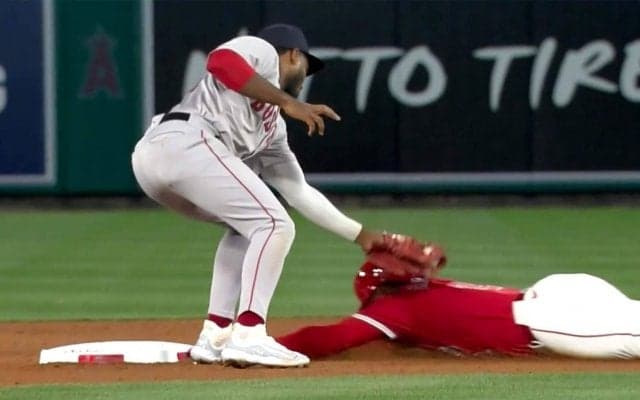 「アウトだろ」「セーフやんw」意見が割れた判定が覆った瞬間「神チャレンジ」エンゼルスが同シチュエーションで2回連続盗塁失敗→成功をつかみ取った一部始終