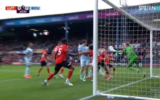 ルートン橋岡大樹、九死に一生…あわや２試合連続のオウンゴール→守護神のミラクルセーブに救われた一部始終！「危ねぇ」「ナイスキーパーだ！」などの声