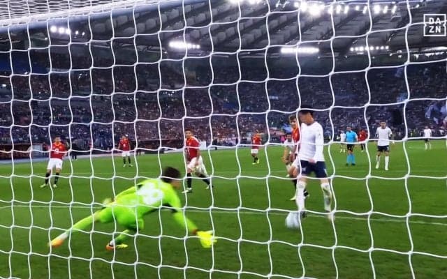 「変態トラップ」鎌田大地、華麗すぎるテクニックが脚光！ 幻のゴールで“中田英寿超え”はお預けも…「GK避けるのかっこいい」「タッチうま」などファン興奮