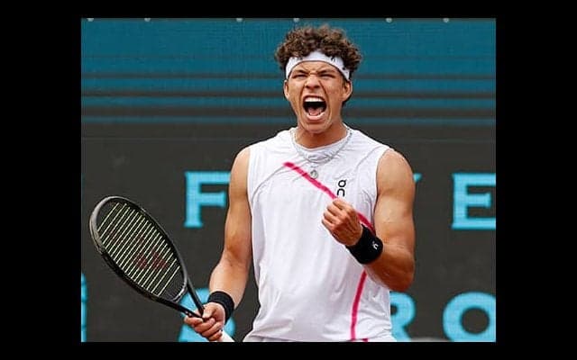 シェルトン、クレー初V 世界14位へ