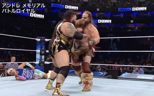 2人合わせて体重280キロ超！巨漢レスラー同士がクロスボディで“空中激突” 「凄い振動ですね」実況もあ然、脅威の肉弾戦に場内騒然