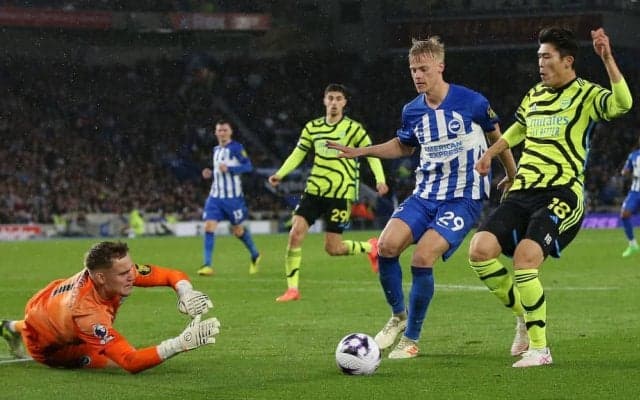 「大丈夫か？」冨安健洋がキーパーと衝突しド派手にぶっ飛んだ瞬間！30m級爆速スプリントで攻撃参加→GKとの競り合いで接触してスーパーダイブ「怪我すんなよ」「監督も冷や冷やしてる」