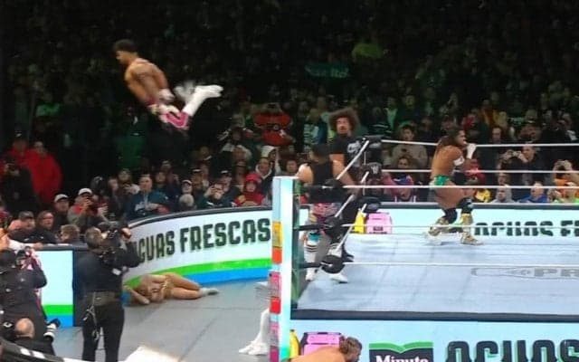 危なすぎる！ どこまで飛んでいくんだ！ リングの遥か彼方…常識外れのスーパーダイブに「ハチャメチャに飛んだ」騒然