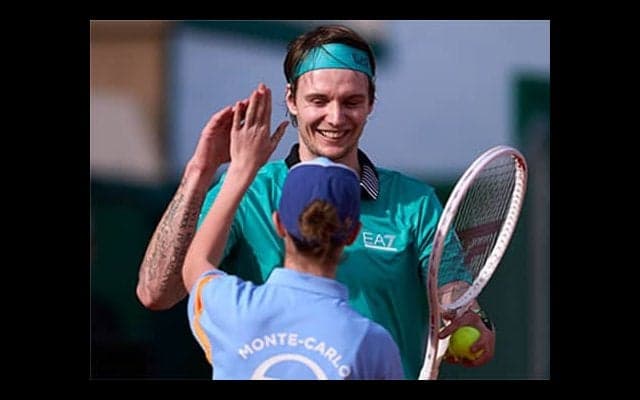  公式戦で珍行動、ボールガールがプレー 