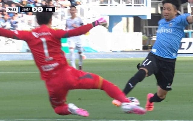「これはレッド」町田GK 谷晃生、痛恨のDOGSO一発退場！1対1の場面で飛び出して交錯、相手が大転倒した瞬間　次節、神戸との上位対決は互いに正GKを欠いた対戦に