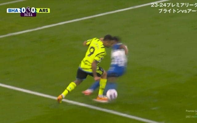 こんなの反則だろ！南米仕込みの“独特すぎるドリブル”でファウル誘発！！ブラジル代表が小刻みな動きと絶妙タッチで相手を翻弄してPKを獲得したズルすぎる瞬間「1個めのタッチで決まり」