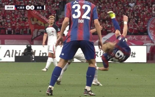 「大丈夫か？」あわや大怪我！膝下タックルを受けて衝撃的な空中大回転　プレスに足を取られて弾き飛び前方宙返り状態→背中から落下した瞬間「膝を支点に回ることは結構ある」