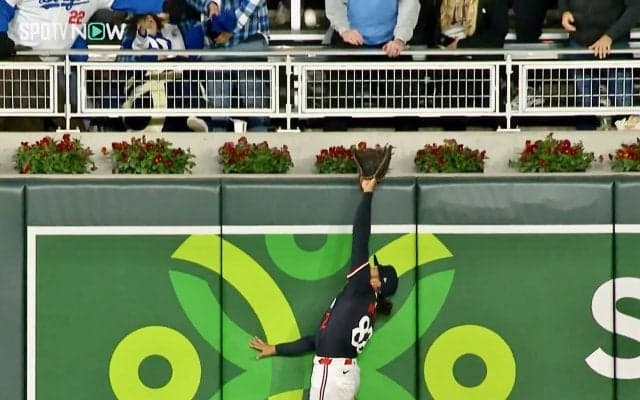 もう少しで手が届いたのに！大谷翔平のHR打球を“スーパーキャッチ未遂” 外野手、決死の大ジャンプも落胆“惜しすぎる”瞬間