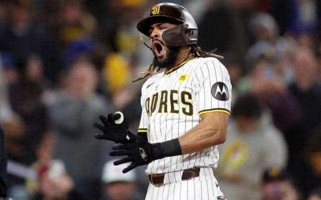 「なんという野球の夜だ！」ダルビッシュ所属パドレスが歴史的な大逆転勝利　タティスが偉大な大先輩の魂に応える一発