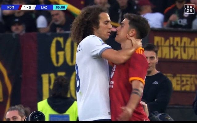 挑発にガチギレ！「今なんて言ったコラッ？」ラツィオの喧嘩番長、敵の首を絞めた恐怖の瞬間…「ゲンドゥージは血の気が多いw」「ディバラもなかなか鬼畜w」などネット大騒ぎ