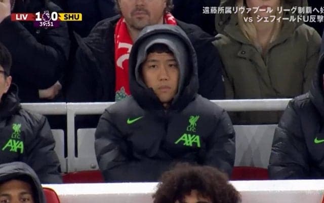 「何その表情w」「かわいいw」遠藤航が一瞬ちらり！ベンチ外のワタルが防寒フル装備＆寂しそうな表情「早く戻ってきてね！」