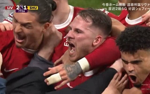 「ハンパねー！！」“劇的ゴラッソ”にリヴァプール選手＆ファンがもみくちゃとなるカオスの瞬間 ゼロ距離での「バモ！！」叫び合い