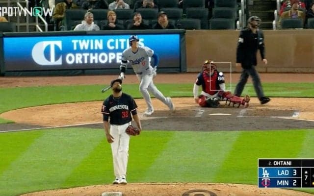 一体、何が起きたんだ…？ 大谷翔平に逆方向弾を打たれた元広島のお騒がせ助っ人のヤバすぎる“表情”にファン騒然 「見上げすぎだろ」「ウソだろ？って顔w」