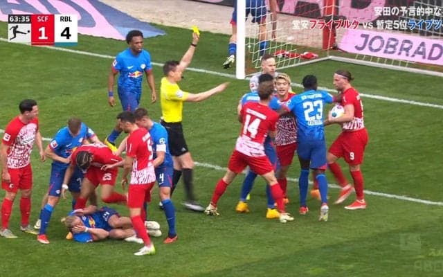 遅延行為にブチギレ！ 堂安律が慌てて止める乱闘勃発…「ボール寄越せや」と押し倒す→揉み合いに発展の一部始終「やめろやめろー」「落ち着くんだ」