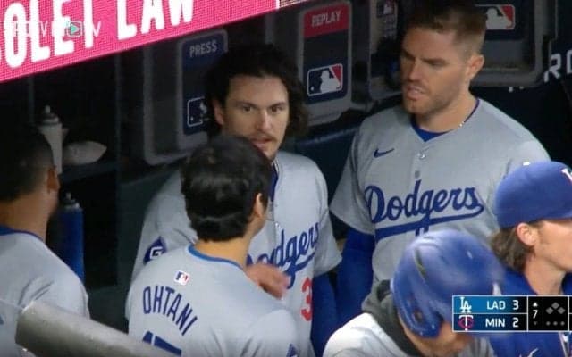 こんな大谷翔平は見たことない… ホームランを打つ前にベンチで何があったのか？　相手投手の“弱点”を見破ったチームメイトが大谷にアドバイスを送る決定的瞬間