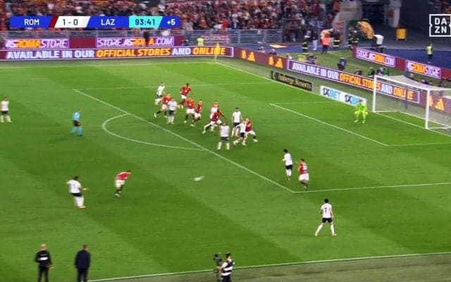 「回し者が！」鎌田大地も唖然…“謎すぎるパス”でラツィオDFが大炎上！「なぜあんな奴にFKを託した」「０点のプレー」「お前はまだローマの味方か」など批判される理由は？