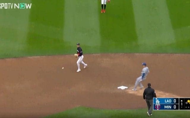 大谷翔平、足が早すぎてまた追い抜きそう…！？ スピード違反レベルの“爆速走塁” あっという間に二塁到達  「ベッツ走れよ！」 「大谷さんまた打点損したやん」