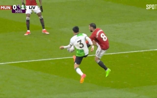 スタジアム騒然！リバプール遠藤航、空中で“殺人キック”を炸裂した瞬間　蹴り飛ばした直後に熱狂的ファンが「遠藤のチャント」を大合唱して話題に