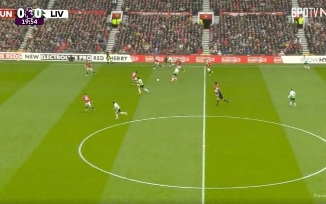 スタジアム熱狂！リバプール遠藤航が華麗すぎる“パス連携”を炸裂した瞬間　“デュエル王”と“神”がマークを外す動き出し→息のあったワンツーで突破