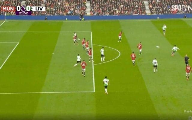 「変態パス！」「上手すぎるだろ」リバプール遠藤航がふわりと浮かせた“超絶ピンポイントパス”を炸裂した瞬間　マンU守備陣を慌てさせたパスが話題に