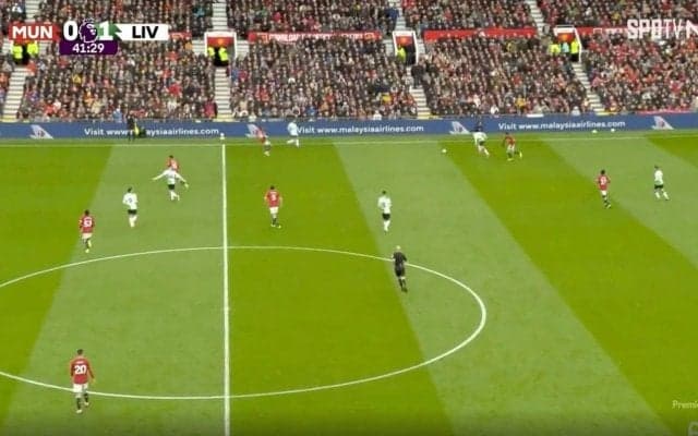 「世界最高レベル」「なんて選手だ…」リバプール遠藤航が“潰し屋対決”に秒殺で勝った瞬間　ブラジル代表をブチ抜く神ターン→絶妙すぎるピンポイントパスに場内騒然