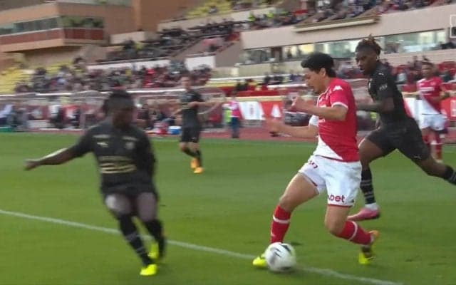 「今まで見たなかで最高！」南野拓実のゴールライン際30m爆走ドリブルに世界が注目！クライフターン→ダブルタッチ→インステップパスで守備3人を次々に切り裂いた瞬間「うますぎるって」