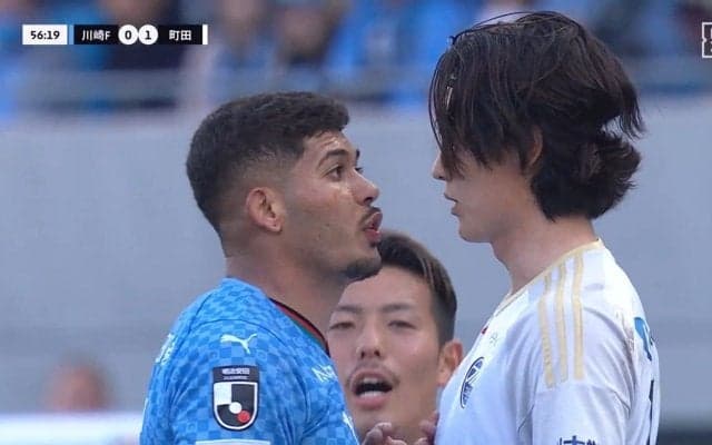 「やりすぎだろ！」一触即発！バチバチのフェイスオフの瞬間　ド迫力“ジャンピングタックル”でイエローカード、詰め寄ってきた相手選手と喧嘩寸前の緊迫シーンにファンは「荒い」「相当バチバチやってるな」