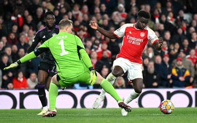 サカが倒された後半ATのPKは？ アーセナルvsバイエルンのジャッジが紛糾、元イングランド代表DFは「PKでなければならない」