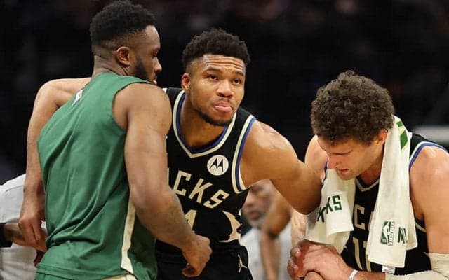 PO目前のバックスにアクシデント…大黒柱がコートに座り込み負傷交代