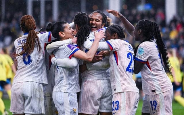 H・ルナール監督退場もW・ルナール主将の決勝点でフランスがスウェーデンに辛勝！スペインやドイツも連勝発進【女子ユーロ予選】